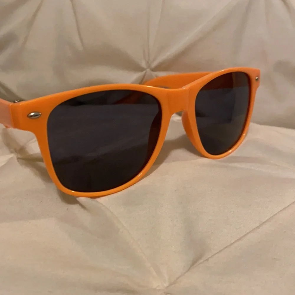 ORANGE SUNGLASSES - Picture 3 of 3
